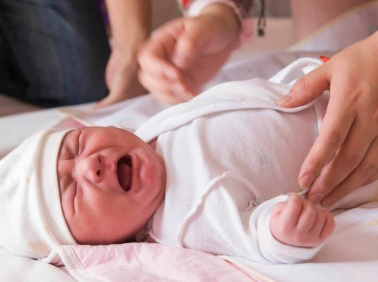 Від юленьки відмов илася мати відразу після наро дження, її хотіли уси новити відразу три родини, але дізнавшись, що вона хв ора  – відмовилися всі