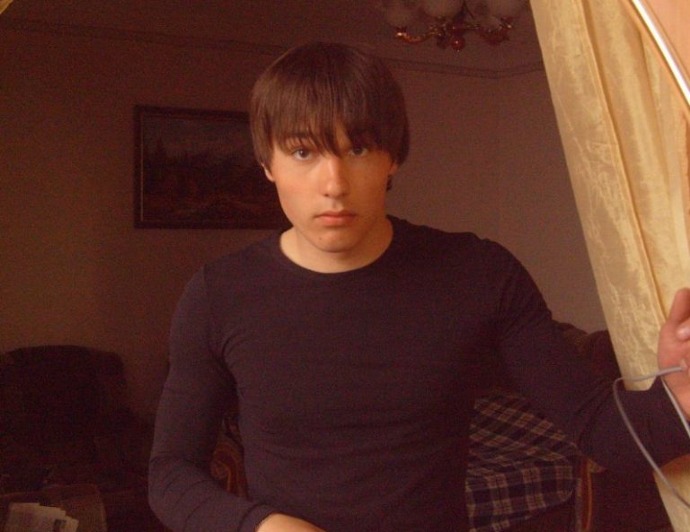 Одного разу я вирішила погостювати від нудьги в однієї з моїх подружок. Відкрив двері її син. Побачивши мене, він заявив таке, після чого мені стало дуже неприємно і я вибігла з квартири