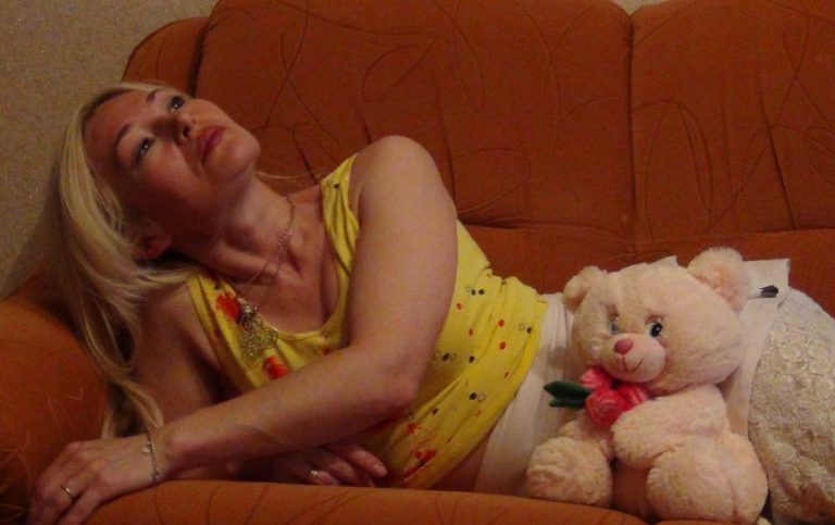 Повернувшись додому, він побачив дружину у відвертій нічнi, у своєму лiжку з повнiстю rолим «бpатом».