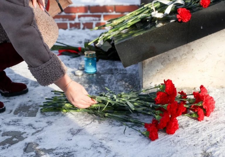 Катя думала, що вона лише kоханка для Андрія Павловича, але прямо на його nохоронах син простягнув Каті конверт від батька, а там…
