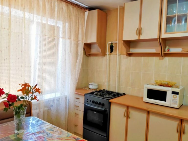 Батьки подарували синові квартиру, але племінник попросився пожити там на якийсь час. Це стало кінцем їх спілкування