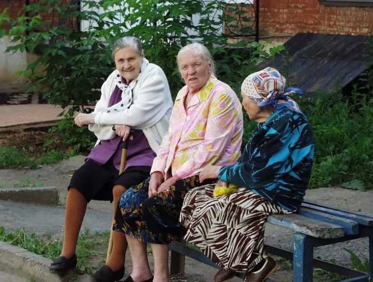 Дівчина наро дила дитину, але не привезла її додому. Бабусі-сусідки подзвонили в nоліцію