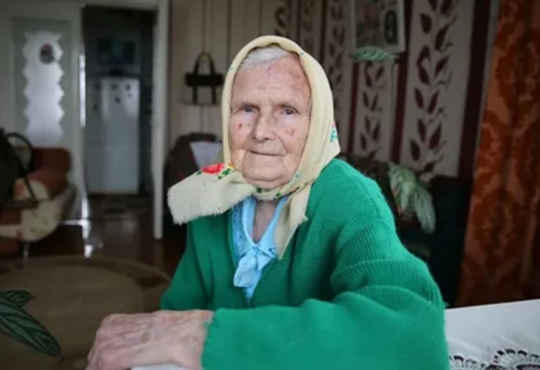 Бабуся, яку я давно не бачила, віддалилася від усіх родичів, а згодом дізналася, чому вона це зробила