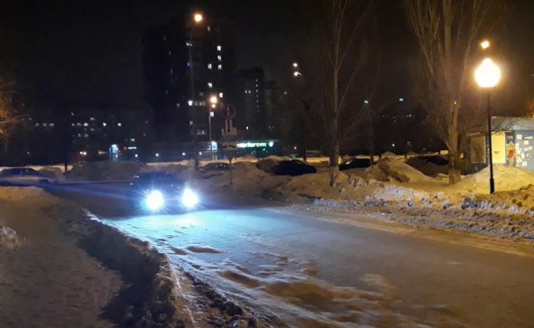 Водій віз пізно вночі маму і доньку. Як тільки вони заснули, він повернув в іншу сторону