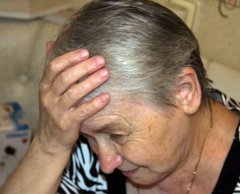 Вже був вечір. Зять привів додому свою тещу. поставив дві її сумки на підлогу в коридорі, і вона пішла до світлани.