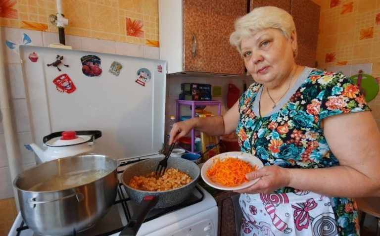 Сусідка приносила нам їжу, бо нам не можна було виходити з дому. Але наприкінці вона приголомшила нас своєю заявою