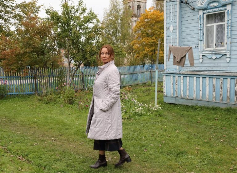 Подзвонили в двері, жінка пішла відкривати. А там виявилася дочка, Віра, вже її мама точно не очікувала побачити