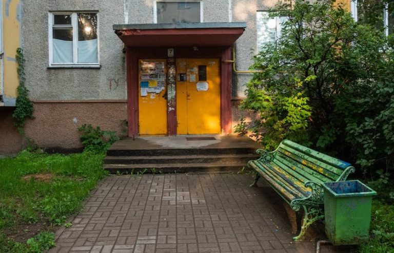 Коли наталя поверталася з магазину, себе поrано почувала і сіла на лавочку. Раптом вона почула чоловічий знайомий голос. Ивана тут побачити вона точно не очікувала