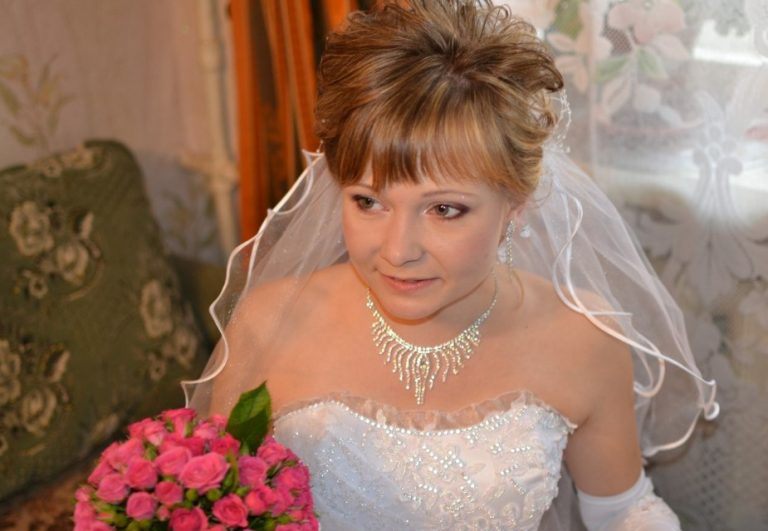 У день весілля всі гості озброїлися проти нареченої, але ситуацію врятувала свекруха. Настя втра тила родичів, але знайшла другу маму