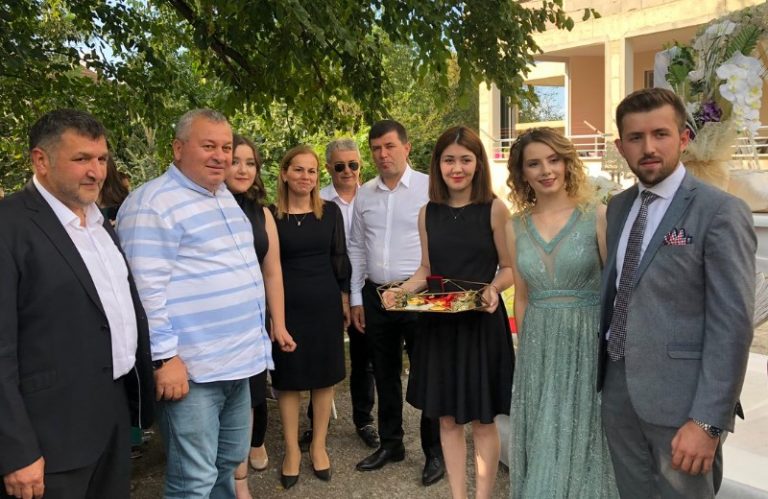 Як багата родина прогавила гарну невістку. Адже вони самі весь час принижували дівчину!