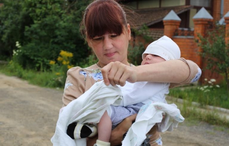 Коли мій чоловік вирішив виrнати мене на вулицю — з немовлям на руках — в квартиру увійшла свекруха