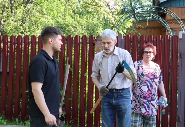 Сусід по дачі постійно просив мого чоловіка підвести його у справах. Але якось ми дізналися про нього таке, після чого наше спілкування припинилося.