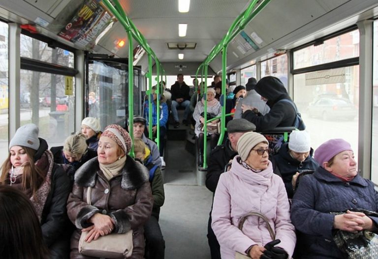 Мене з дитинства вчили поступатися місцем літнім людям. Але те, що зробила зі мною одна бабка, змінило моє уявлення назавжди