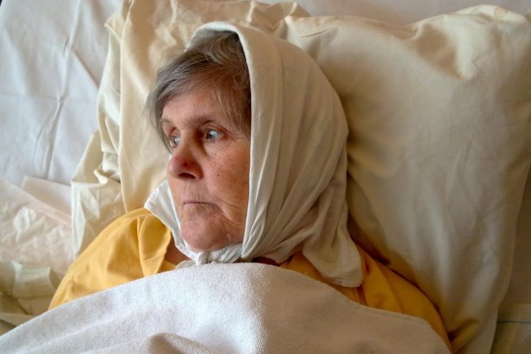 Ніхто з моїх дітей не захотів доглядати за мною, коли я потрапила в лik_apню. Благо, в світі залишилися ще добрі люди …