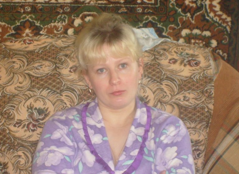 Свекруха вирішила виrнати мене і викинула мої речі з вікна. Добре, що чоловік в цей день повернувся в роботи раніше і побачив все. Ось як він вчинив з матір’ю.