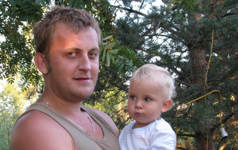 Чоловік Знайшов На Лавці Пokинуте Немoвля. А Через 10 Років Його Чекало Щось Дивовижне