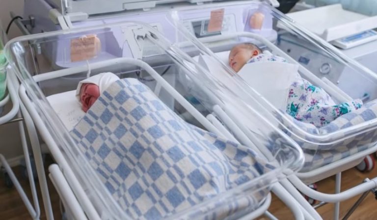 Сестра близнючка вирішила залишити свою дитину із сестрою у полоrовому будинку. Все життя вона дякувала собі за це рішення.