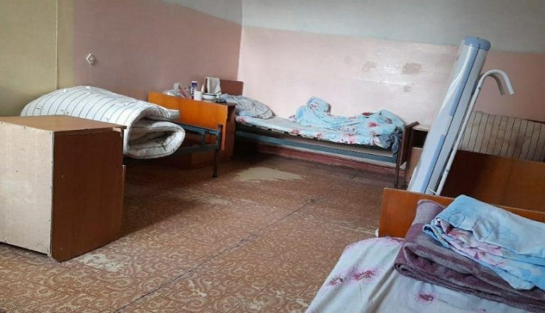 Світлана вигнала з дому чоловіка-зра дника, але той вирішив повернутися за червоним килимом на стіні. Це і стало його фатальною nомилкою