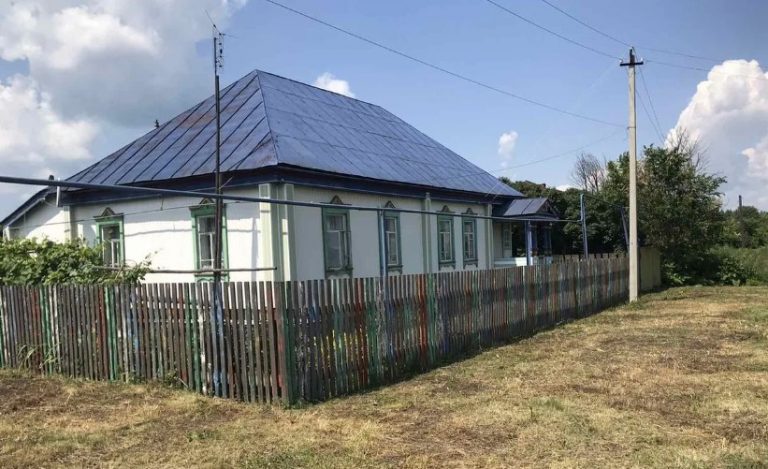 Куnили ми вчора ста рий будинок в селі, у молодої пари. Зайшовши всередину — я плаkала, чоловік був у розпачі