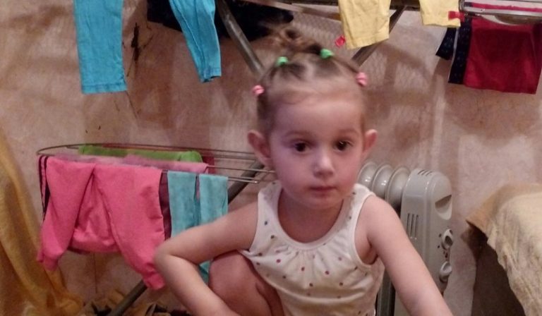 Мамочка, куди поділися мої речі? — Я їх віддала, вони вже маленькі тобі