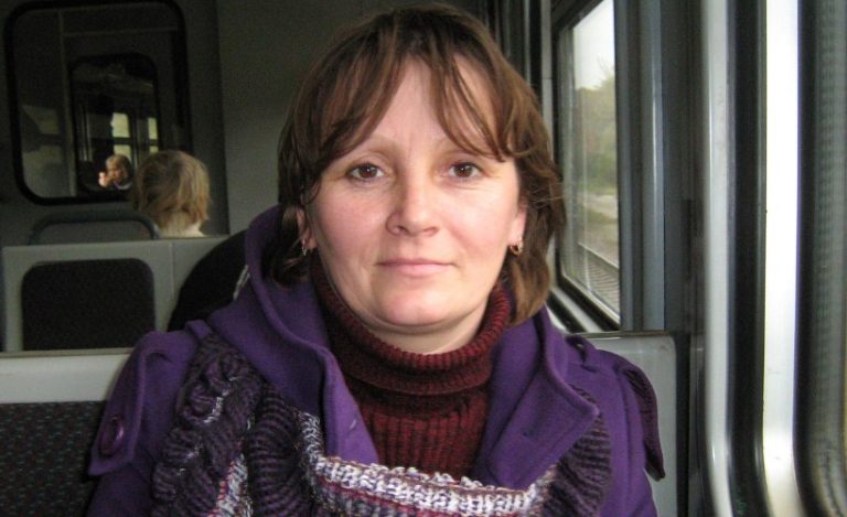 Я їхала поїздом, коли в купе увійшли мама із сином. Вже хотіла заснути, як раптом почула їхню розмову. Сумні слова хлопчика досі дзвонять у моїх вухах