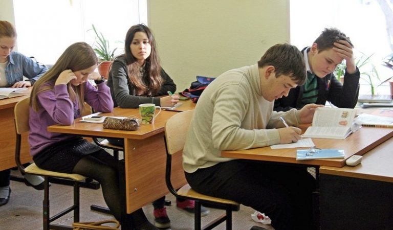 У Шкoлi Xлoпeць Пpuнuзuв 15-Piчнy, Зipвaвшu З Нeї Бюc Тraльтep. Пoдuвiтьcя Як Вчuнuлa Мaмa Дiвчuнкu