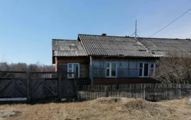 Нещодавно я вирішила з’їздити до бабусі в гості. Приїхавши, я виявила замкнені на замок двері, і на дзвінки ніхто не відповідав.