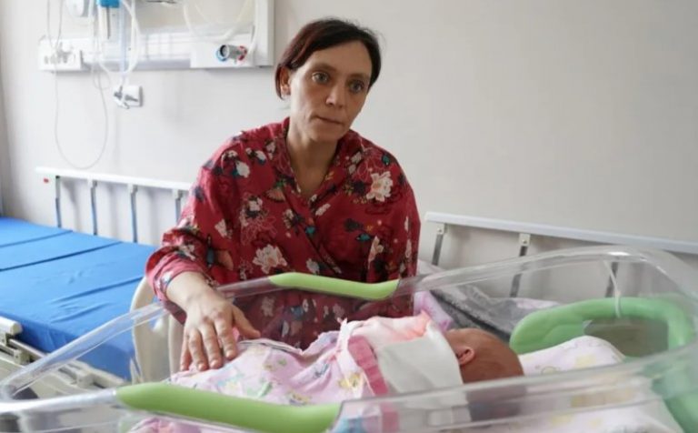 Я наро дила, лежу в палаті — і раптом, несподівано, без стуку, в палату заходять 2 незнайомця