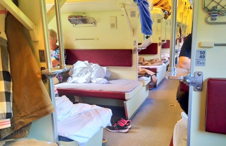 Сусідка по купе наха бно переставила наші речі на верхні полиці і ще стала кричати на нас. А коли ми ввічливо попросили сісти на своє місце-вона влаштувала справжній коաмар