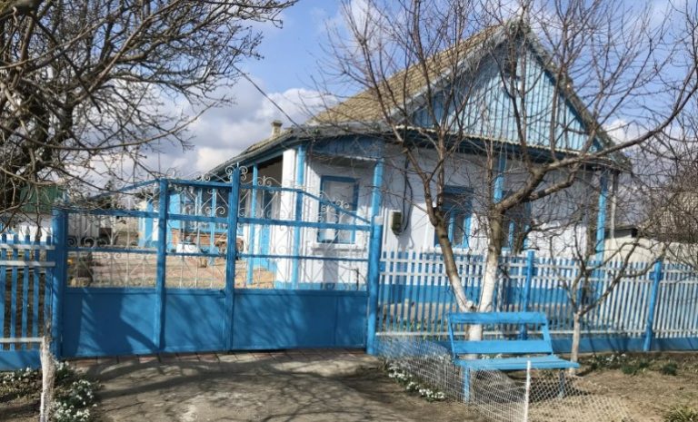 Ірина з родиною переїхала жити у будинок матері, а коли її не ста ло, молодша сестра вирішила, що будинок належить їй одній. І тут з’явилася Аня, старша сестра