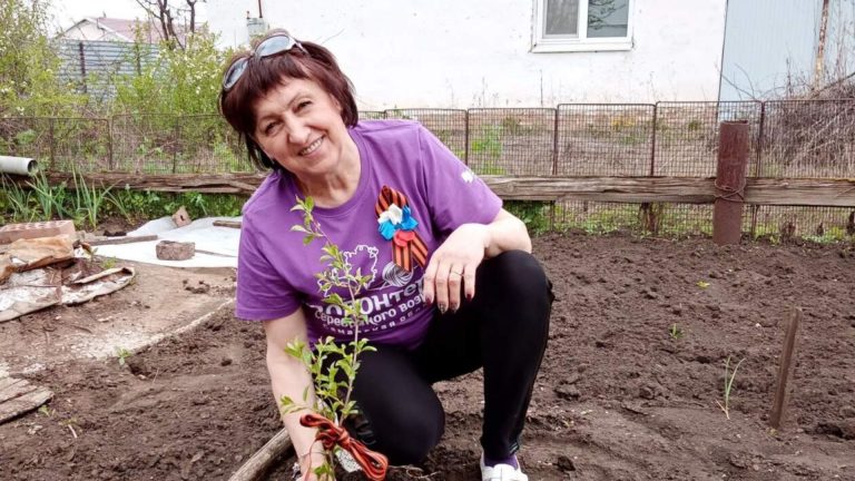 Олена встромила лопату в землю, а там виявився якийсь горщик. Викопала вона його з землі, і відкрила кришку, а там.
