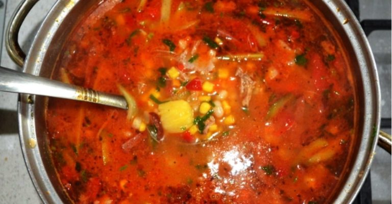 Повернувшись додому, чоловік побачив улюбленний борщ, який приготувала його дружина. Але його чекав великий сюрпиз