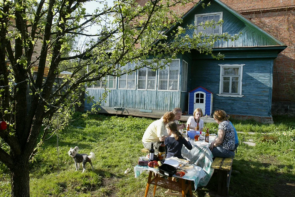 Дача владелец. Дачи россиян. Жизнь на даче. На даче. Дачная жизнь простых людей.