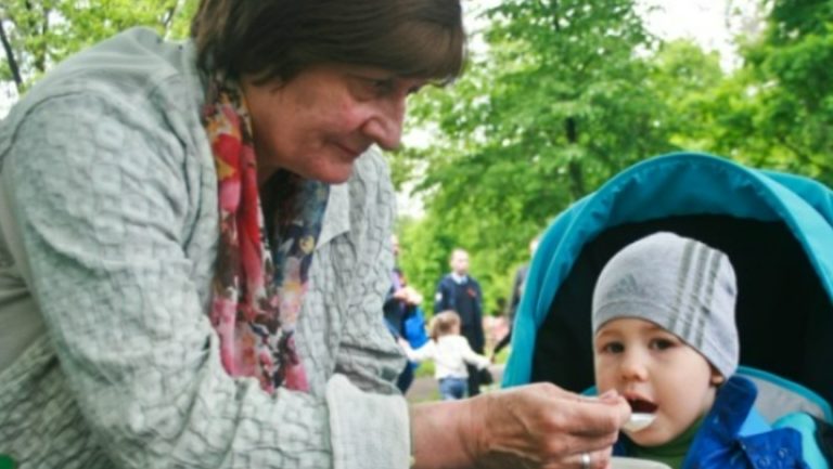 Моя мама дуже допомагала із сином мого чоловіка від попереднього шлюбу. Але невдовзі я зрозуміла, що він просто використовує мою маму.