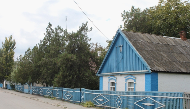 Оксана поверталася додому, коли раптом на своєму порозі помітила “незнайомого” чоловіка. Це був її батько.