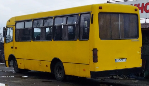 Вимотавшись за вихідні, Поліна сіла в автобус, мріючи про теплу ванну та трав’яний чай. Після приїзду додому її налякав маленький хлопчик.