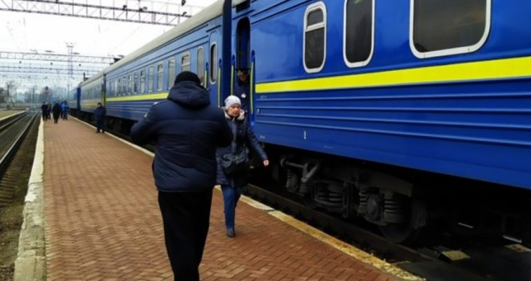 Степан вийшов із поїзда на вокзалі. І раптом до нього кинулася незнайома дівчина і почала обіймати, хлопець застиг на місці.