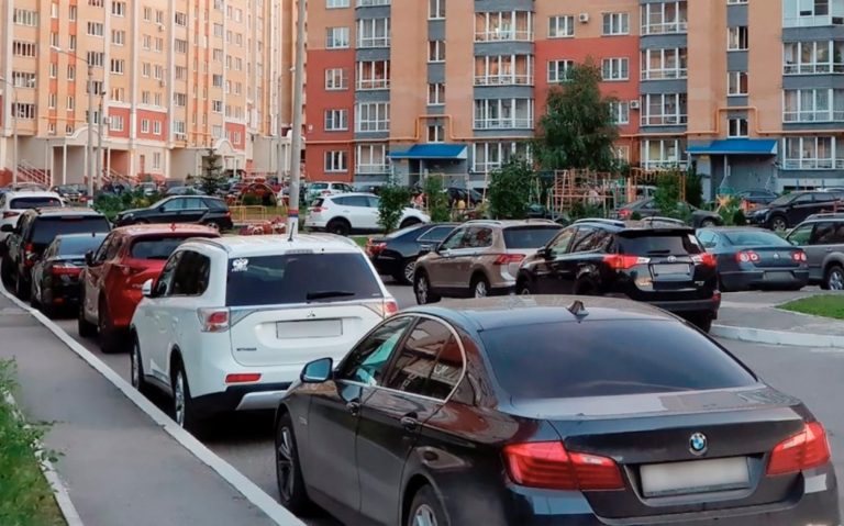 Люда поспішала додому, коли раптом помітила на узбіччі машину свого чоловіка. Це викликало у неї непідробне здивування