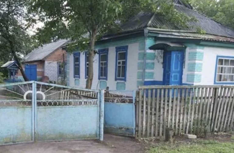Рита приїхала в село, зупинилася біля воріт свого старого будинку і трохи повагалася, перш ніж увійти у двір