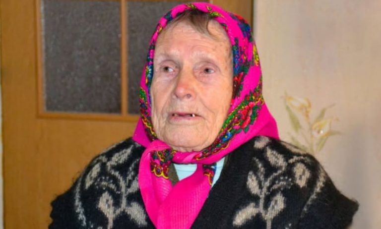 У суботу вранці я поїхала на ринок за молоком. І тут, на свій подив, бачу: у теплій вовняній хустці стоїть моя колишня свекруха, Світлана Анатоліївна, продає молоко та сметану