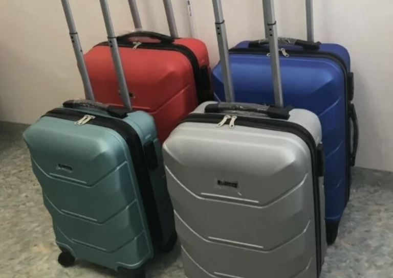 Катя в тиші зібрала речі свого тепер уже колишнього чоловіка Олексія, не зважаючи на нього. Олексій, намагаючись втримати сім’ю, м’яко запитав її про можливість примирення.