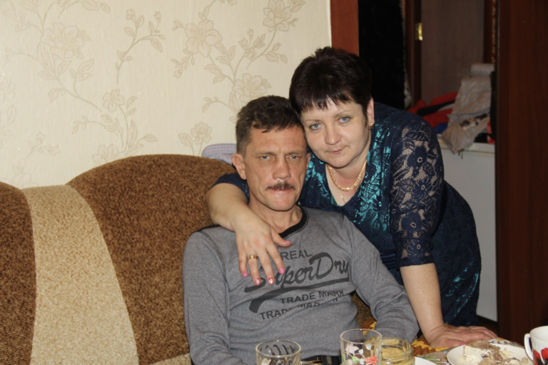 Мій син вирішив вигнати з дому дружину з донькою, щоб жити там зі своєю коханкою. Я не могла зазнати такої поведінки.
