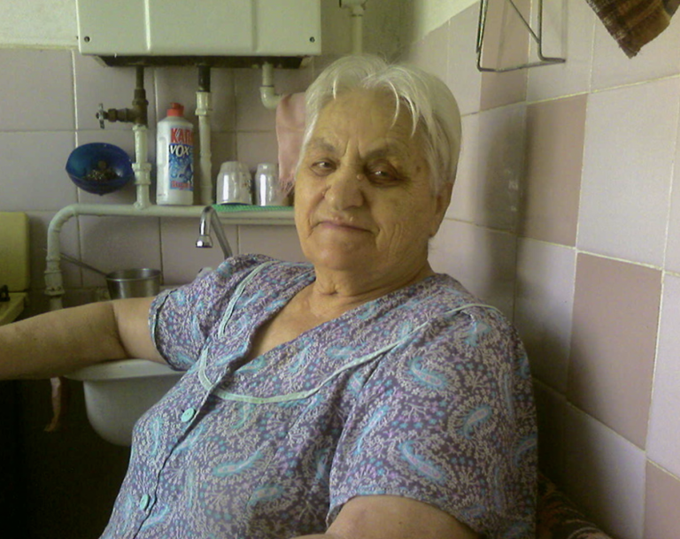 Моя мати багато працювала за кордоном, забезпечуючи нас з батьком усім необхідним. Але зараз вона висуває безглузді вимоги.