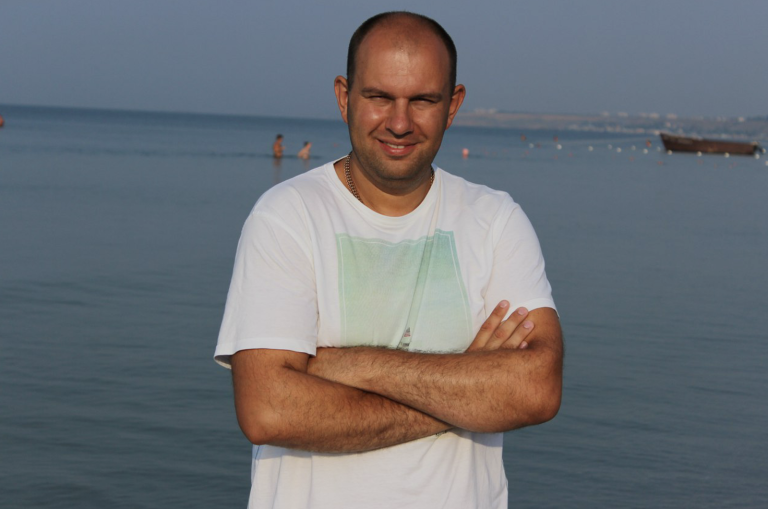 У мене вже немає сумнівів у тому, що невістка користується добротою мого сина. Як би там не було, я не знаю, як впоратися з цією ситуацією.