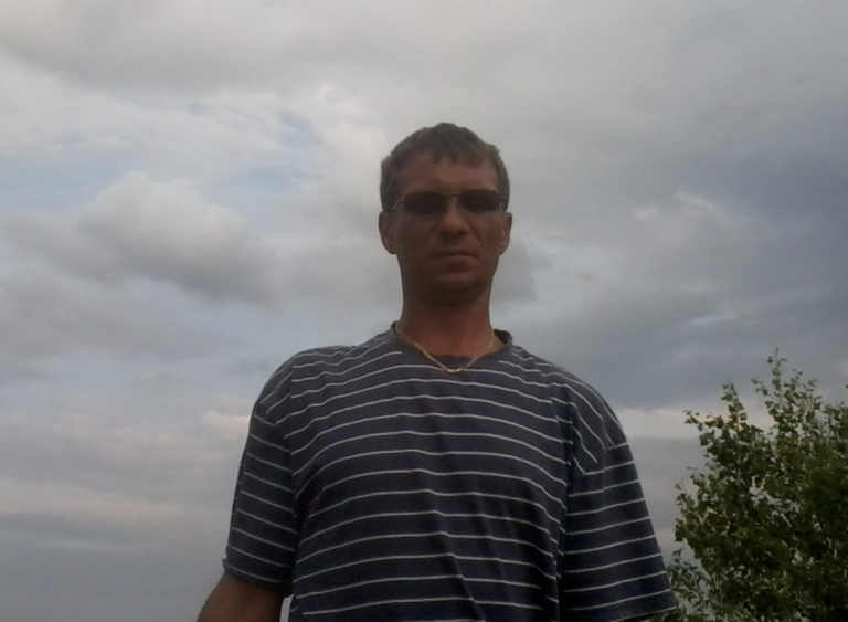 Мій чоловік, дізнавшись про мого «коханця», не став з’ясовувати стосунки, лише запитав про мої плани на розлучення. Його байдужість боляче здивувала мене