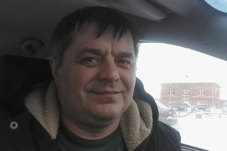 Мій батько був для мене чужим, сталося це через його від’їзд, коли я була ще маленькою. На мої дні народження він був просто вусатим чоловіком з подарунками, але незабаром я дізналася його секрет.