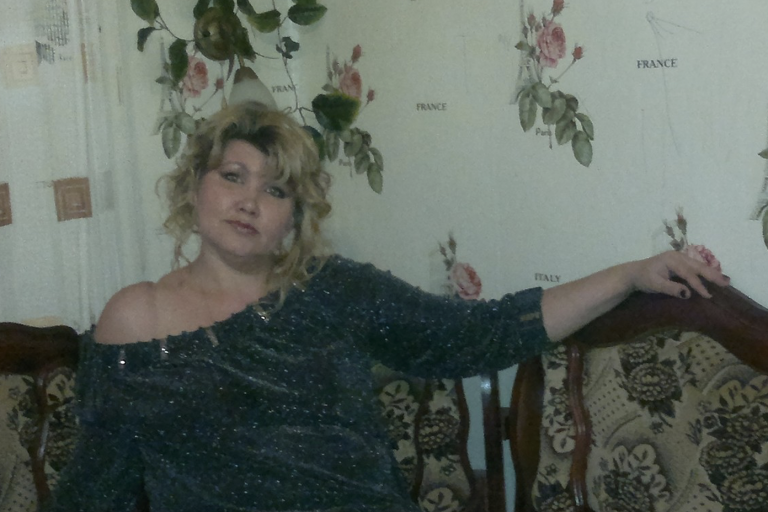 Я пропрацювала за кордоном багато років, купила батькам квартиру і попросила забути про мене назавжди. Незважаючи на засудження, я не мала іншого виходу.
