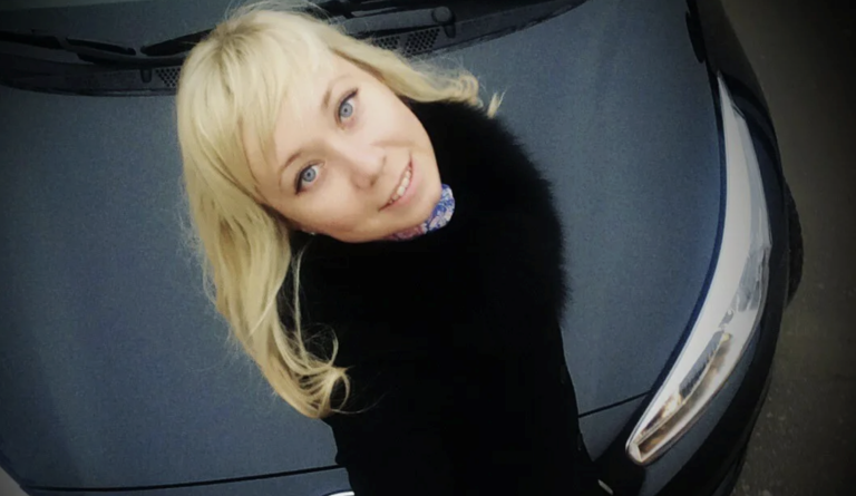 Якось одна білявка принесла до сервісного центру свій зіпсований телефон. Але коли співробітники з’ясували, що сталося, то не могли втриматись від сміху.