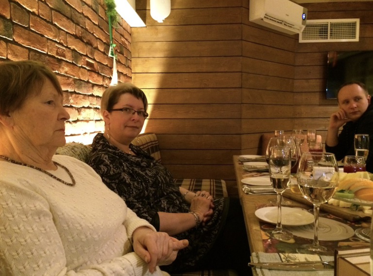 Нещодавно я дізналася, що моя 16-річна сестра з’їхалася зі своїм 17-річним хлопцем. Але найтривожніше в цій історії – поведінка нашої матері.
