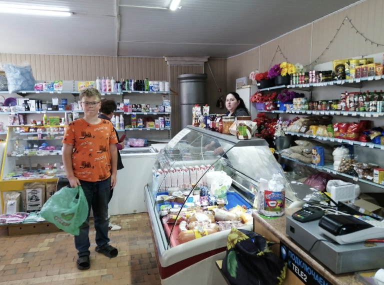 Коли я побачила Анатолія біля магазину, це викликало у мене дикий подив. Пізніше я помітила його у дворі матері, що змусило мене турбуватися про можливу зустріч…
